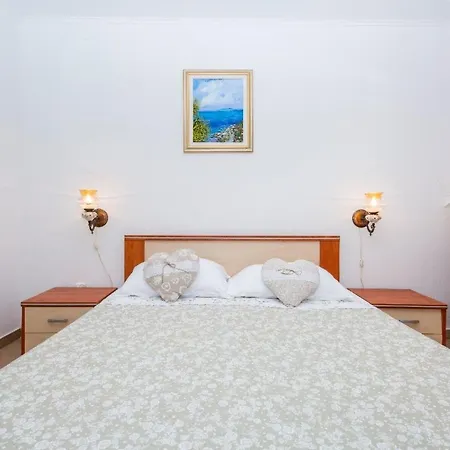 By Interhome Apartamento Mali Lošinj