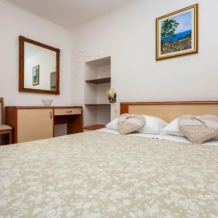 By Interhome アパート マリ・ロシニュ